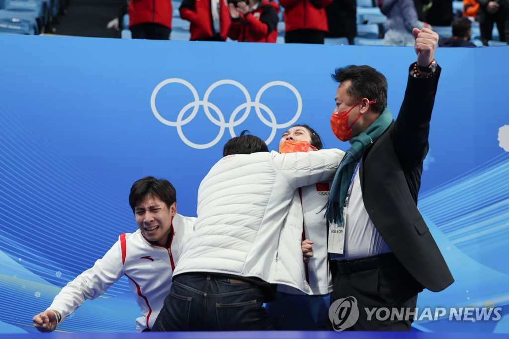 -올림픽- 중국 피겨 페어 쑤이원징-한충, 세계기록으로 금메달…0.63점 차