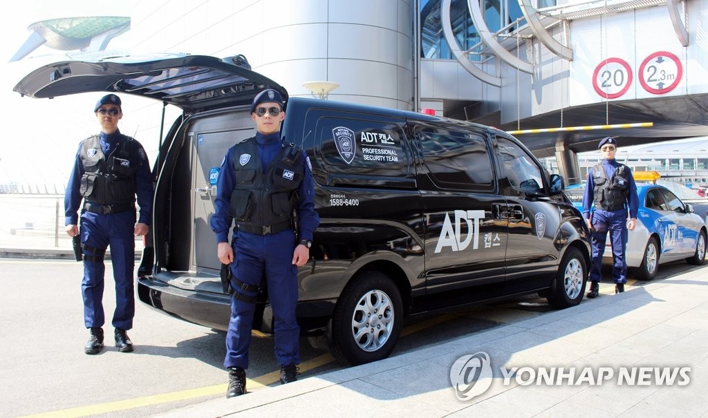 경비원 자격검정제 도입 추진…전문성 기대 vs 평가기준 우려