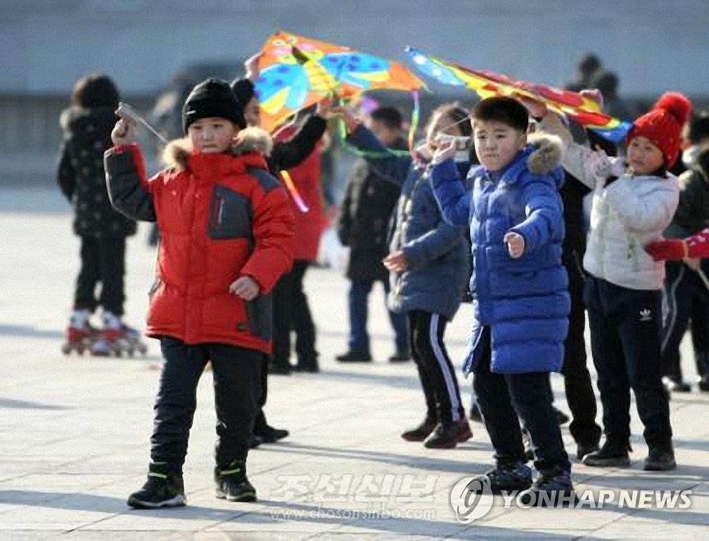 북한, 설 맞아 '옥류관' 찾고 윷놀이·세배…승마경기도 열려