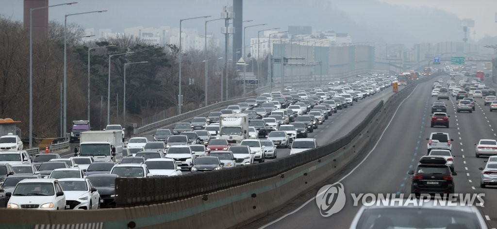 설날 귀경길 정체 시작…"부산→서울 8시간 예상"