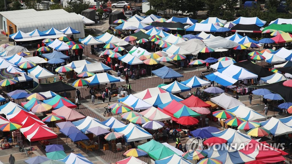 시장에 '북한 김씨 삼부자' 사진 둔 30대…경찰 "범죄혐의 없어"