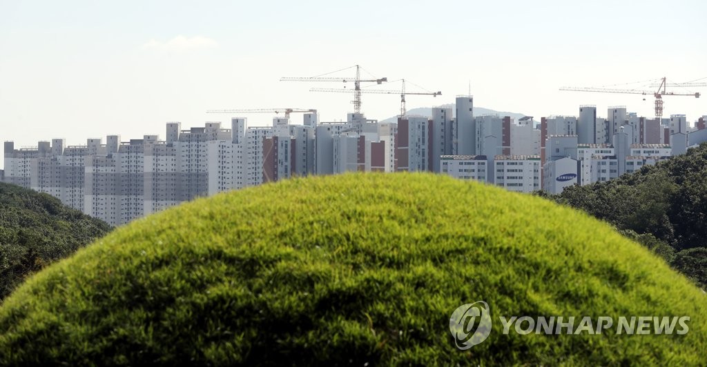 경찰 '왕릉 아파트' 건설사 대표 조사…구청 직원도 입건