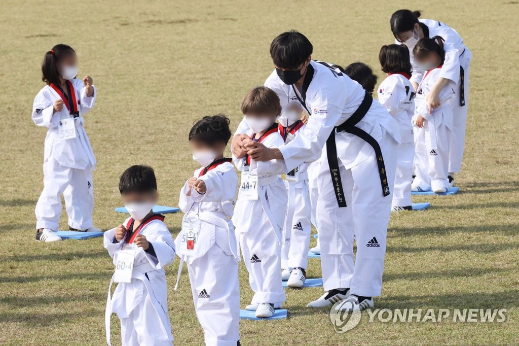 아프간 특별기여자, 남겨진 가족도 입국 보장하는 법안 추진