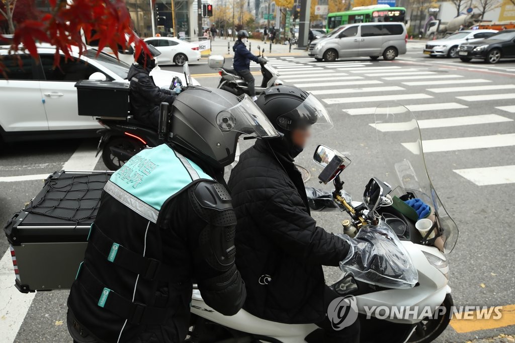 20대 배달노동자 야간 불법주차 화물트럭에 부딪혀 숨져