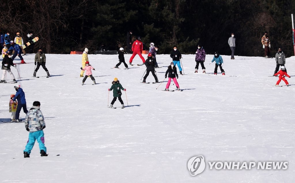 확진자 폭증에 전국 도심 한산…일부 관광지에는 인파