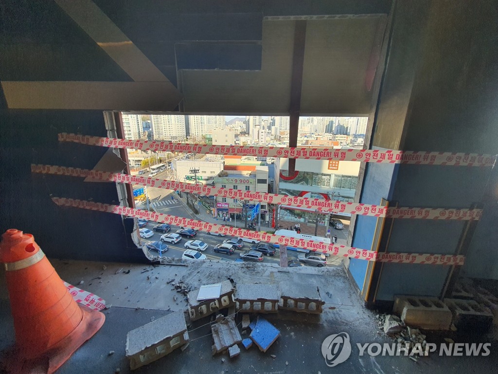 택시 추락사고 부산 대형마트 외벽 별도 추락방지시설 없어 | 한국경제 택시 추락사고 부산 대형마트 외벽 별도 추락방지시설 없어 | 한국경제