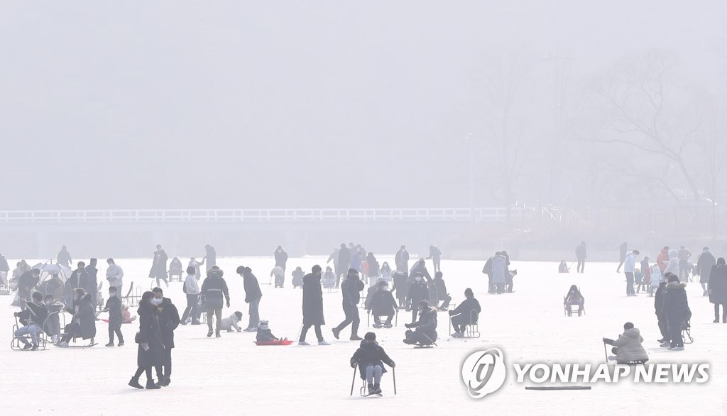 모처럼 포근한 주말, 답답한 미세먼지에도 봄 마중 발길 이어져