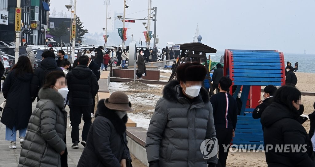 강원 동해안 관광지 확진자 폭증…행락철 앞두고 '노심초사'