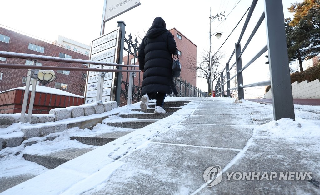 강원 내륙·산지 아침까지 눈…빙판길 안전사고 조심