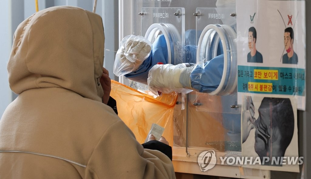 코로나 검사 살살 하라며 의료진에 폭언…징역 10개월