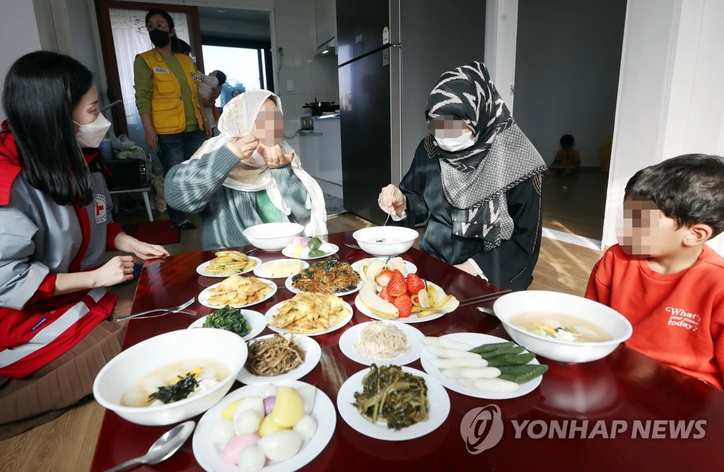 [난민법 10년] ④ "난민 인정 장벽 낮춰야" vs "지금도 많아"