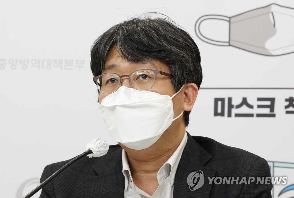 [인터뷰] "오미크론, '통제'만으로는 한계…새 방역 전략 짜야"