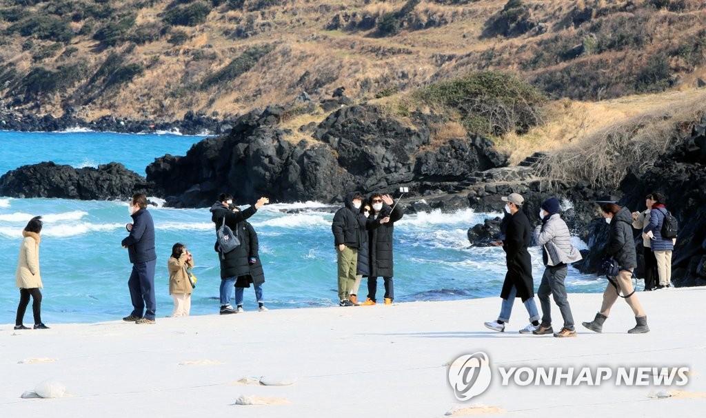 '끝나는 연휴 아쉬움 뒤로 하고'…터미널·기차역 귀경객들 북적