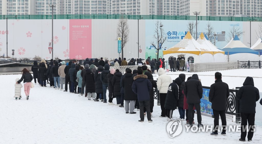 신규확진 하루 2만명 육박…내일부터 진단·검사 체계 본격 전환