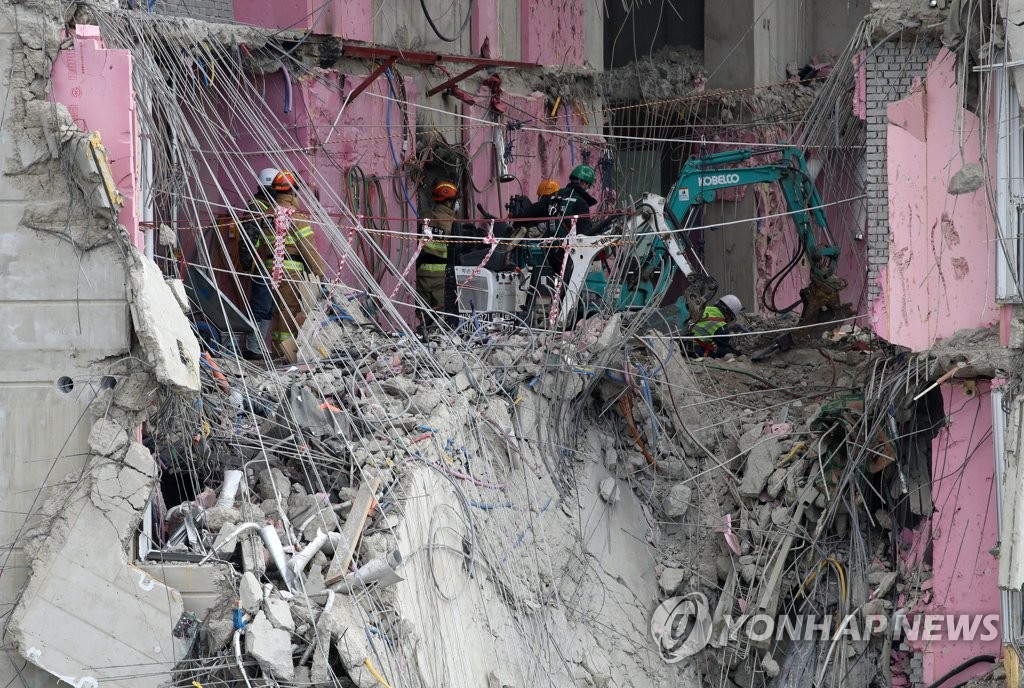 "매몰자 꼭 찾도록 끝까지 함께할 것" 설 연휴 잊은 붕괴 현장