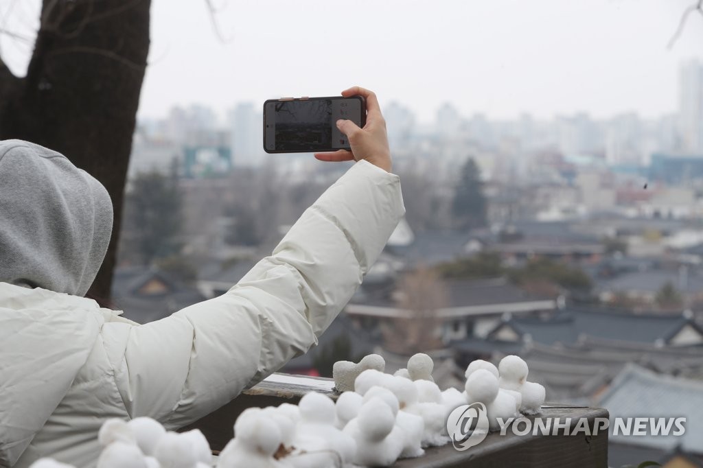 설 명절에 내린 함박눈…전주 한옥마을 거리는 다소 '한산'