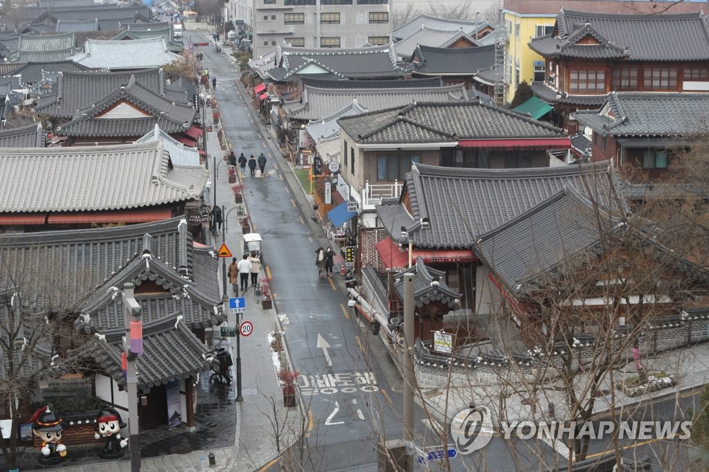 설 명절에 내린 함박눈…전주 한옥마을 거리는 다소 '한산'