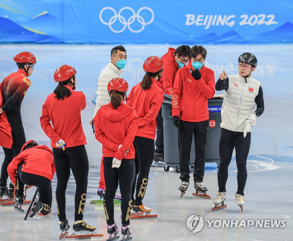 [올림픽] 이틀 만에 훈련 공개한 중국 쇼트트랙…안현수 코치, 또 뛰었다