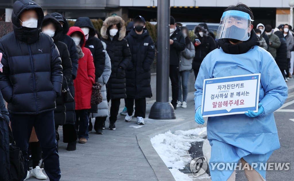 설날에 2만명대 확진자…연휴 직후 더 폭증할 가능성