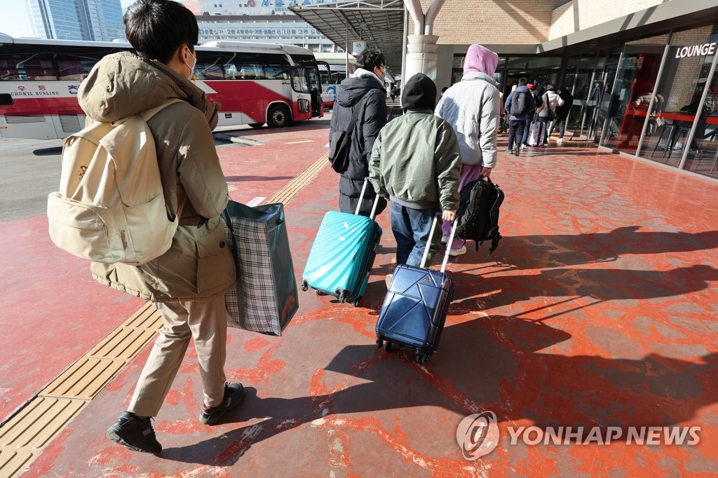 '끝나는 연휴 아쉬움 뒤로 하고'…터미널·기차역 귀경객들 북적