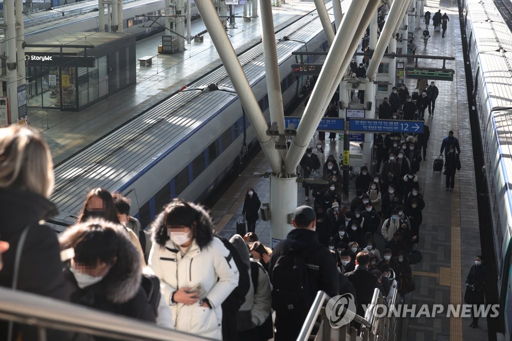 '끝나는 연휴 아쉬움 뒤로 하고'…터미널·기차역 귀경객들 북적