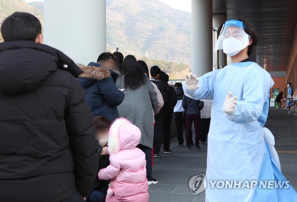 "이렇게 긴 줄은 처음"…최다 확진에 창원 선별진료소 장사진