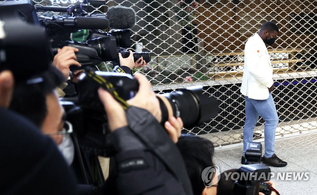 키움 야시엘 푸이그, 입국…'악동' 포스 대신 하트 인사