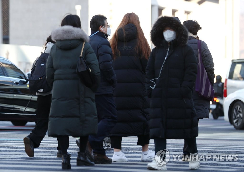 확진자 폭증에 전국 도심 한산…일부 관광지에는 인파