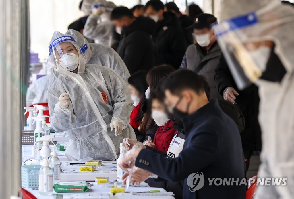 위중증 환자 감소에 방역당국 "오미크론 특성·3차 접종 효과"