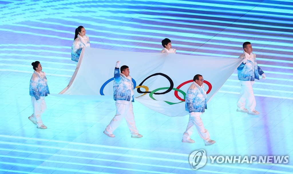 [올림픽] 중국 동계스포츠 영웅들, 오륜기 들고 입장