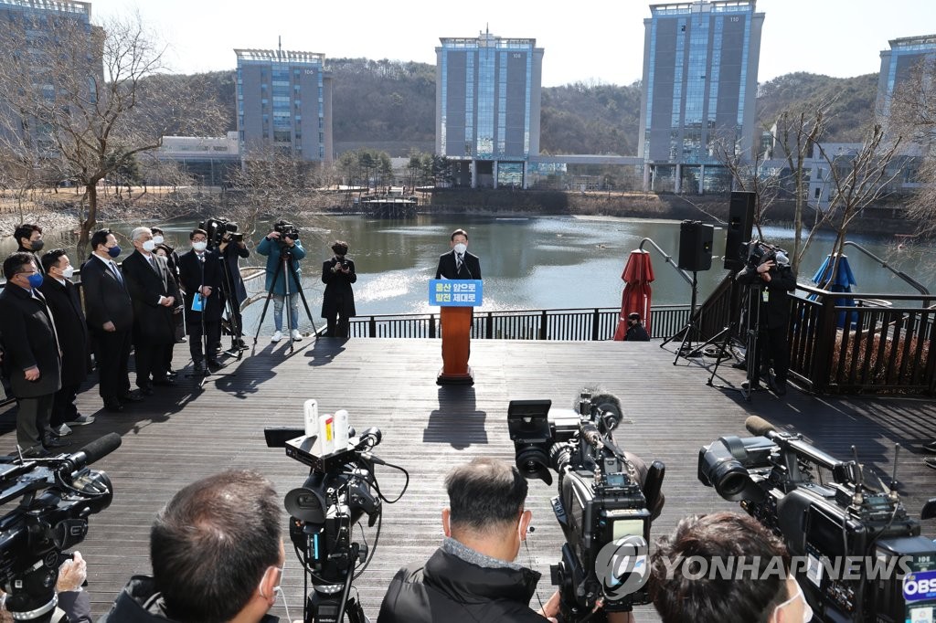 이재명 "양당 독재 체제 극복해야…소수정당 의지 반영"