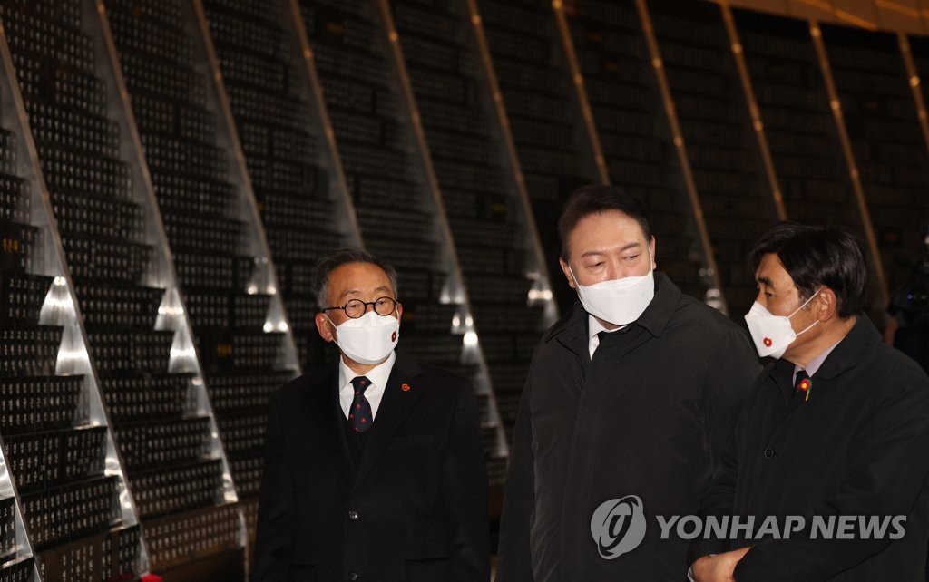 윤석열, 제주 첫 방문…4·3 참배 "합당하게 보상"