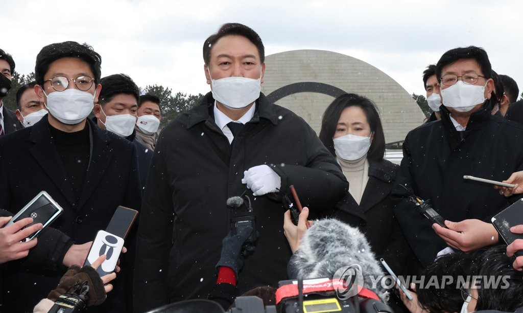 윤석열, 제주 첫 방문…4·3 참배 "합당하게 보상"