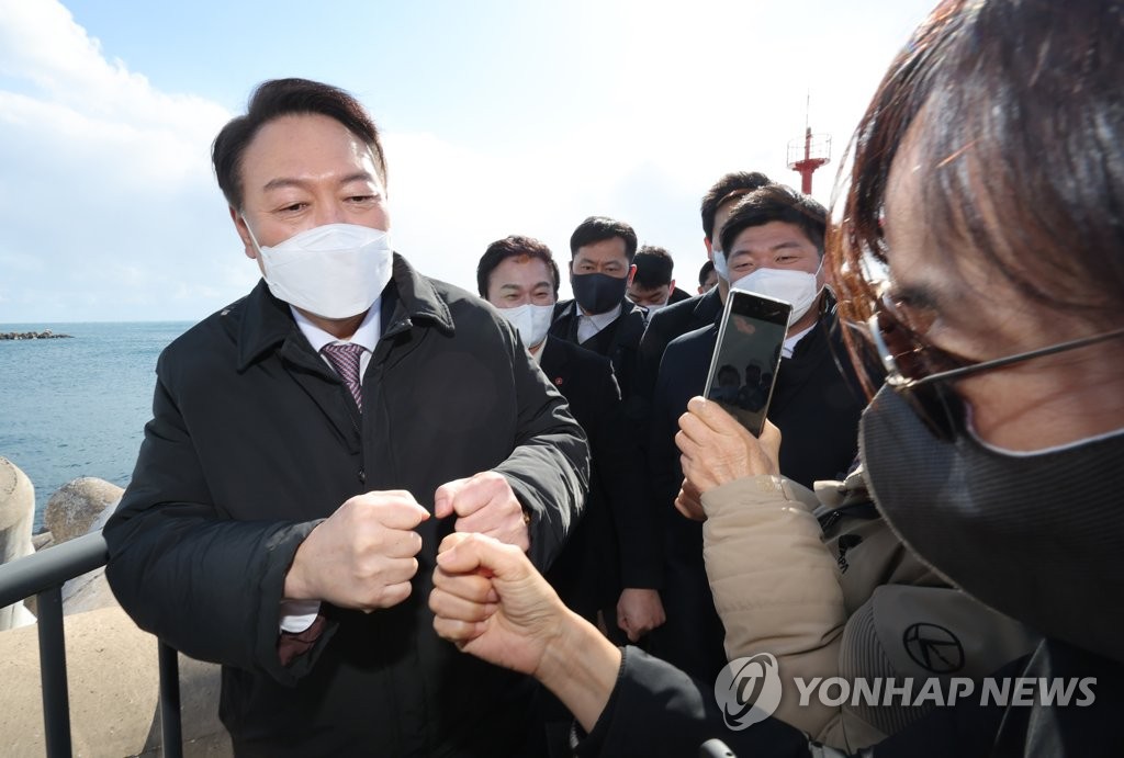 민주 "尹, 건강 핑계로 토론 깨고 술자리…국민 뭘로 아나"