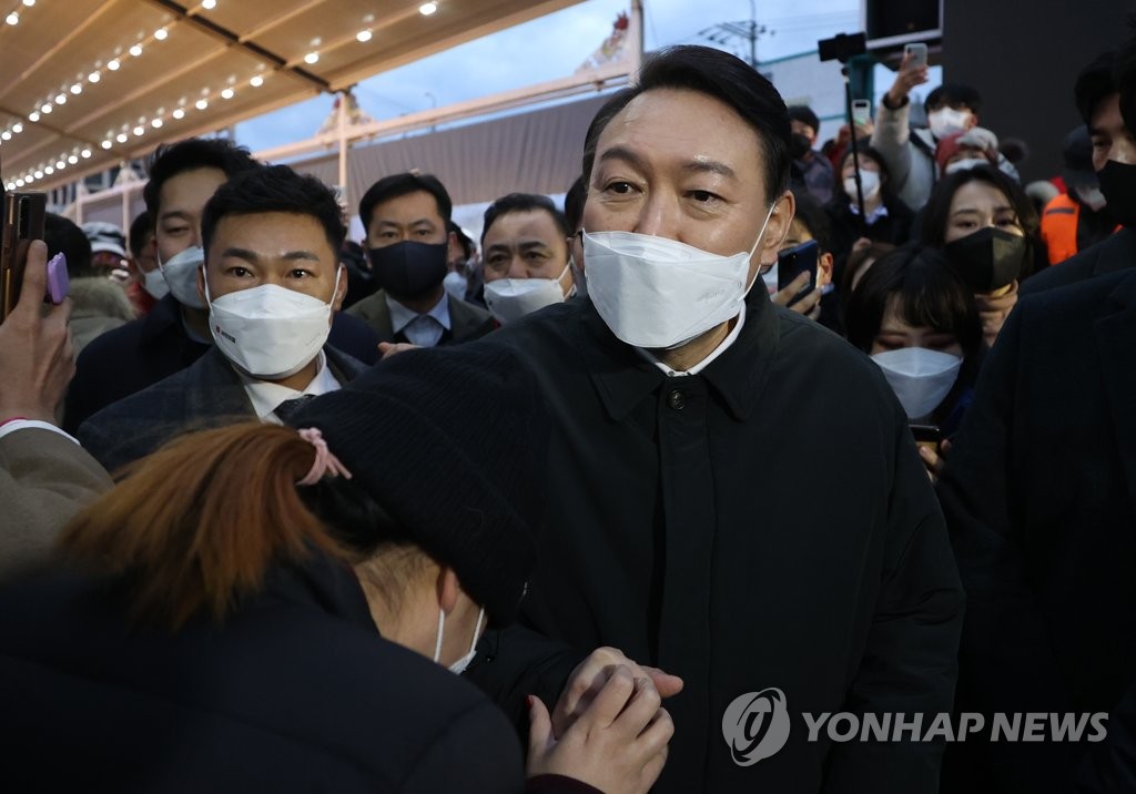 윤석열 "교원 행정업무 총량제 도입…평가·장학 업무 부담완화"