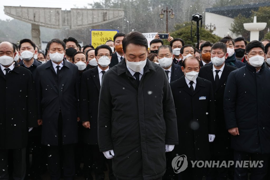 5·18묘지 찾은 尹 "5월 정신 국민통합 상징"…분향은 못해