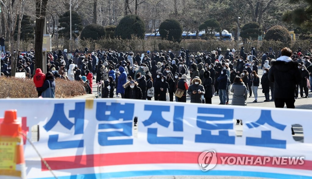 [2보] 신규확진 3만5천286명…휴일 검사 수 감소에도 사흘째 3만명대