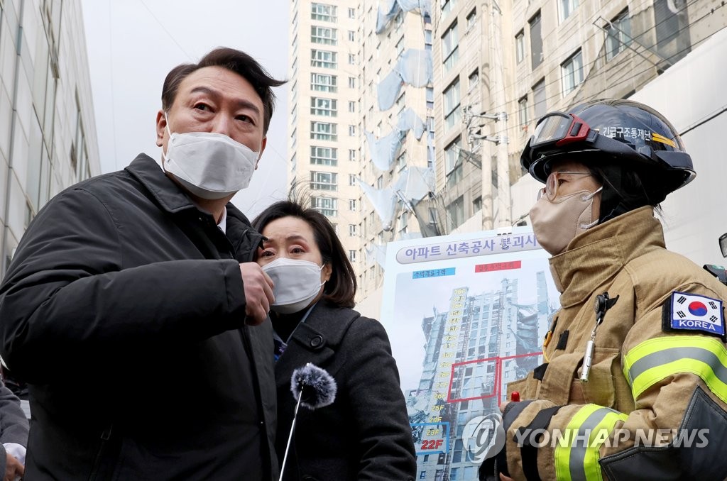 광주 아파트 붕괴 현장 찾은 尹 "미개한 국가서나 일어날 일"