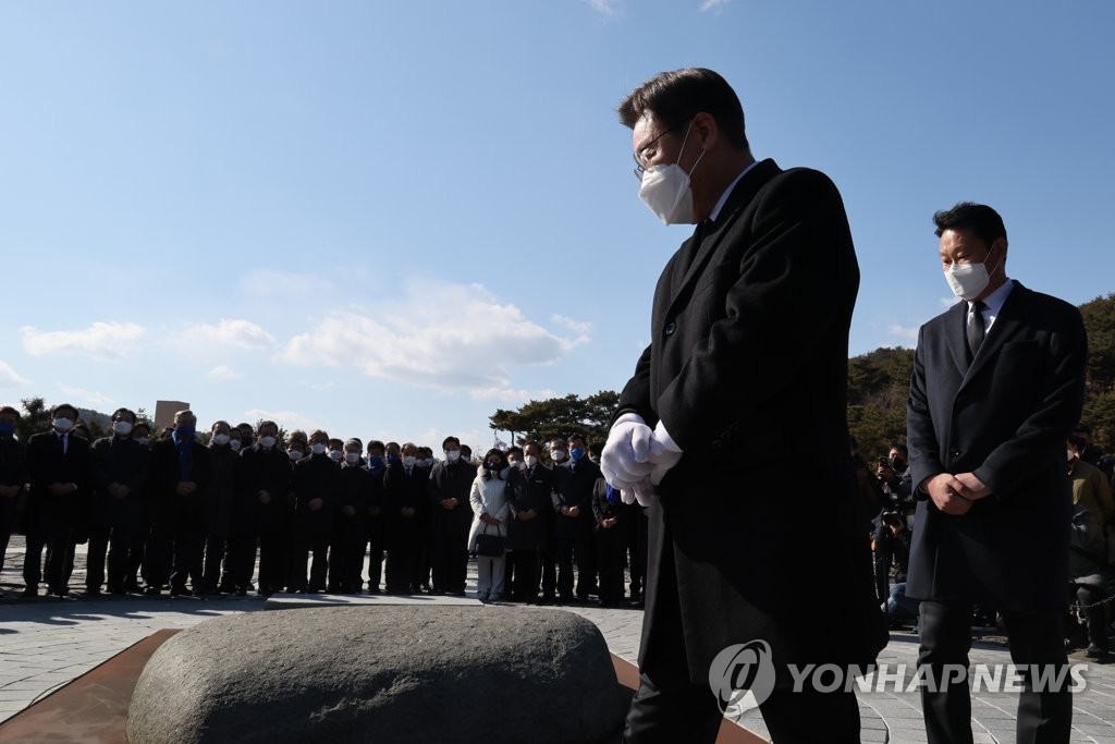 李 '친노' 尹 '결단' 安 '기득권 해체'…대선판 소환된 盧