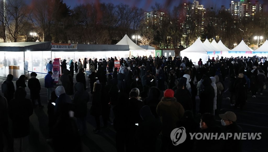 [2보] 신규확진 3만5천286명…휴일 검사 수 감소에도 사흘째 3만명대