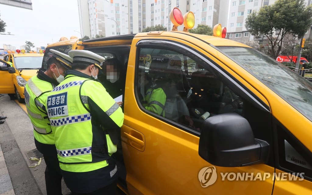 제주 어린이 통학버스 특별단속 첫날 20건 적발