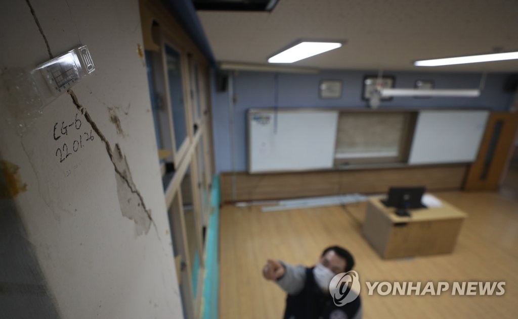 창원 아파트 공사장 인근 중학교 교실 벽에 금이 '쩍쩍'