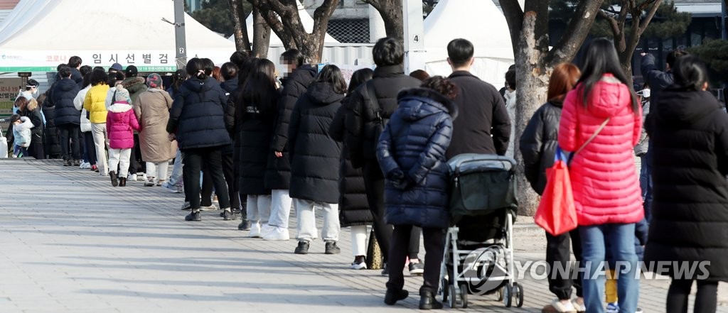 "7개월 아기 확진에도 방치만"…재택치료 곳곳 '구멍'