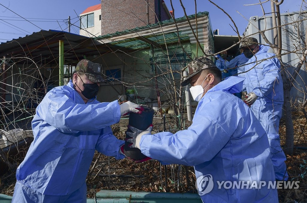 해군 1함대, 연탄 1천500장 어려운 이웃에 전달