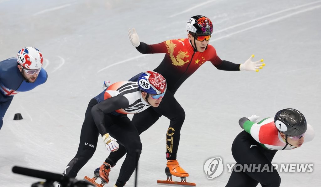 [올림픽] 편파 판정, 초반 질주로 격파…런쯔웨이 '할리우드 액션' 물거품