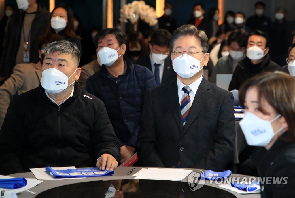 '부인 리스크' 턴 이재명, 여성 이어 노동…마이크로 정책행보