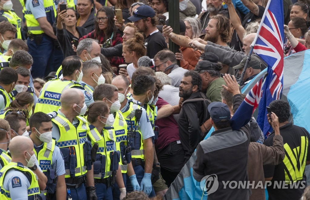 뉴질랜드, 접종 의무화 반대시위 속 지역 감염 446건 역대 최다