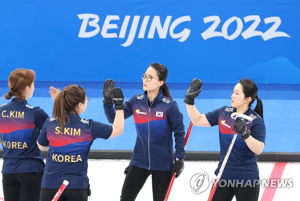 -올림픽- '초희! 초희!' 팀 킴, 유럽 챔피언 영국 꺾고 첫 승전고