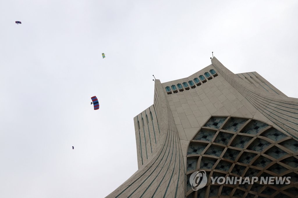 [월드＆포토] 오토바이 퍼레이드·고공 낙하…이슬람혁명 자축