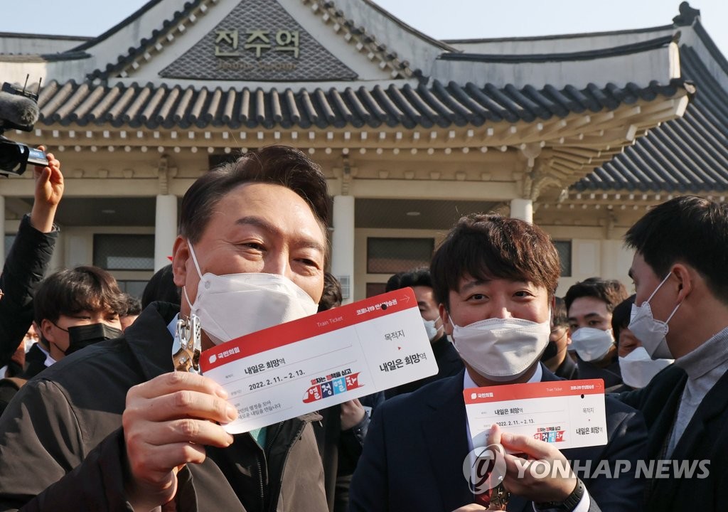 與텃밭 누빈 4량 열차…尹 "호남정책 싣고 달립니다" 안내방송(종합)